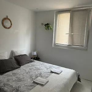 Séjour chez l'habitant Privat In Private Security With Free Parking, 1 Minute From Tramway, 9 Minutes From De Center, Accessible Transports, Nice